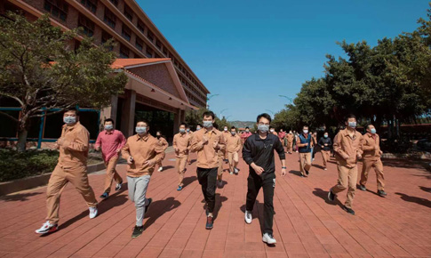 组织“跑在阳光下，跑进健柯凤”体育活动